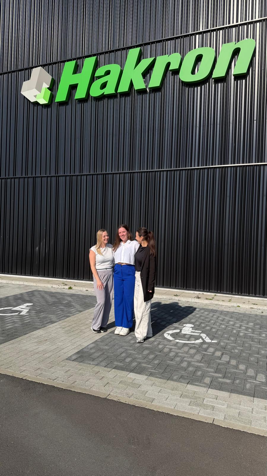 Kaja, Barbara et Héloïse sur le parking de Hakron