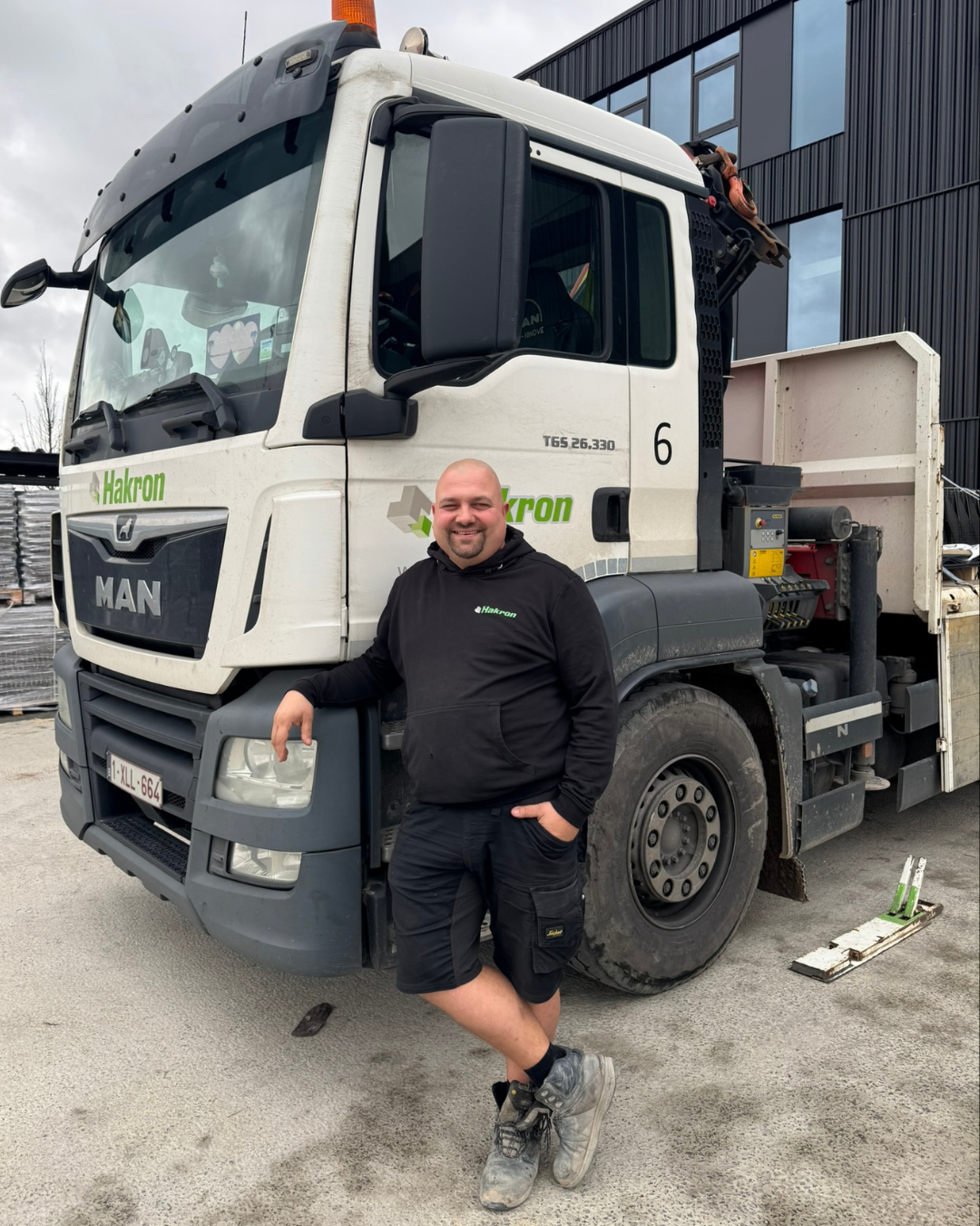 Chauffeur Bram bij zijn vrachtwagen