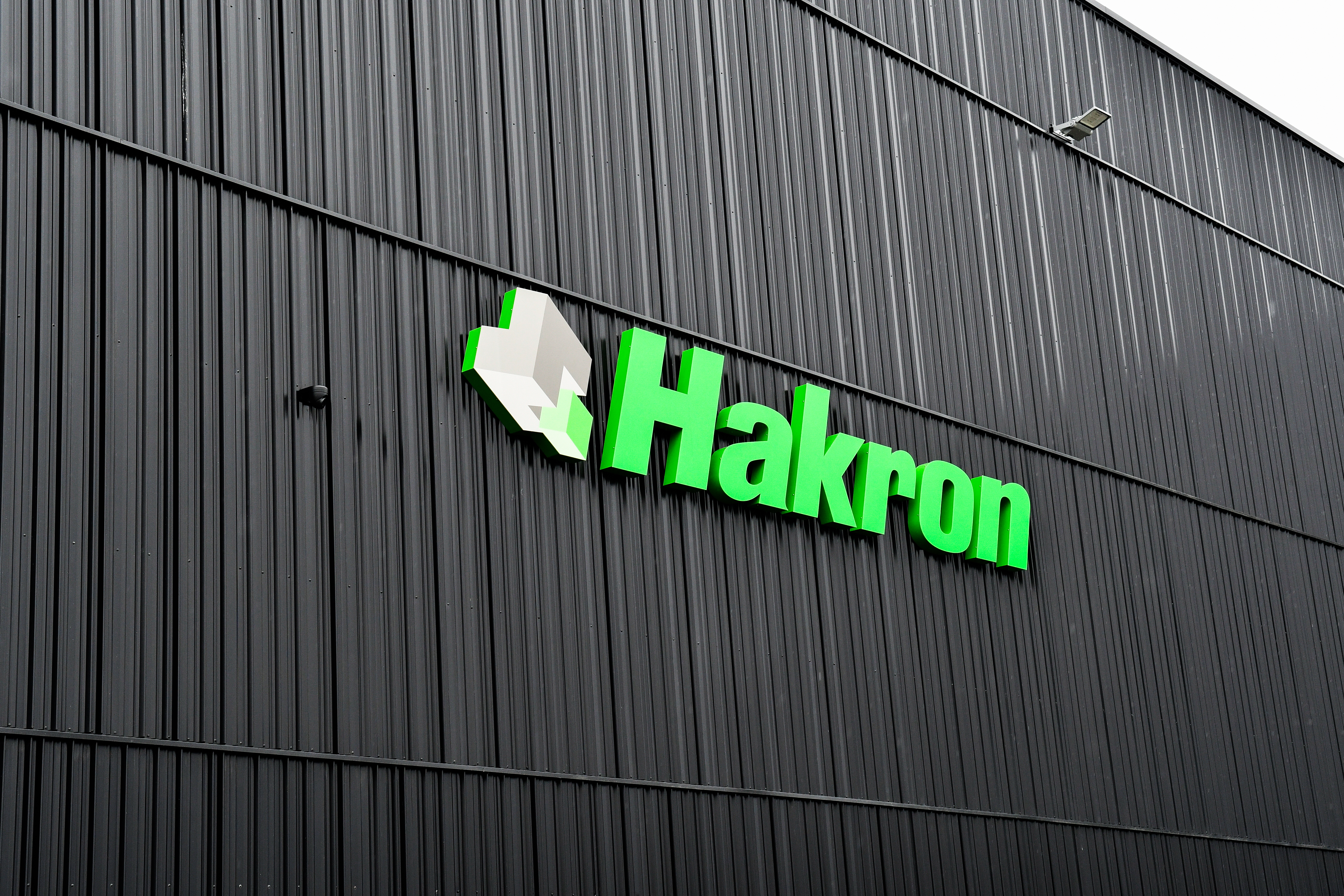 image de la façade de Hakron Belgique à Tubize avec notre logo dessus.