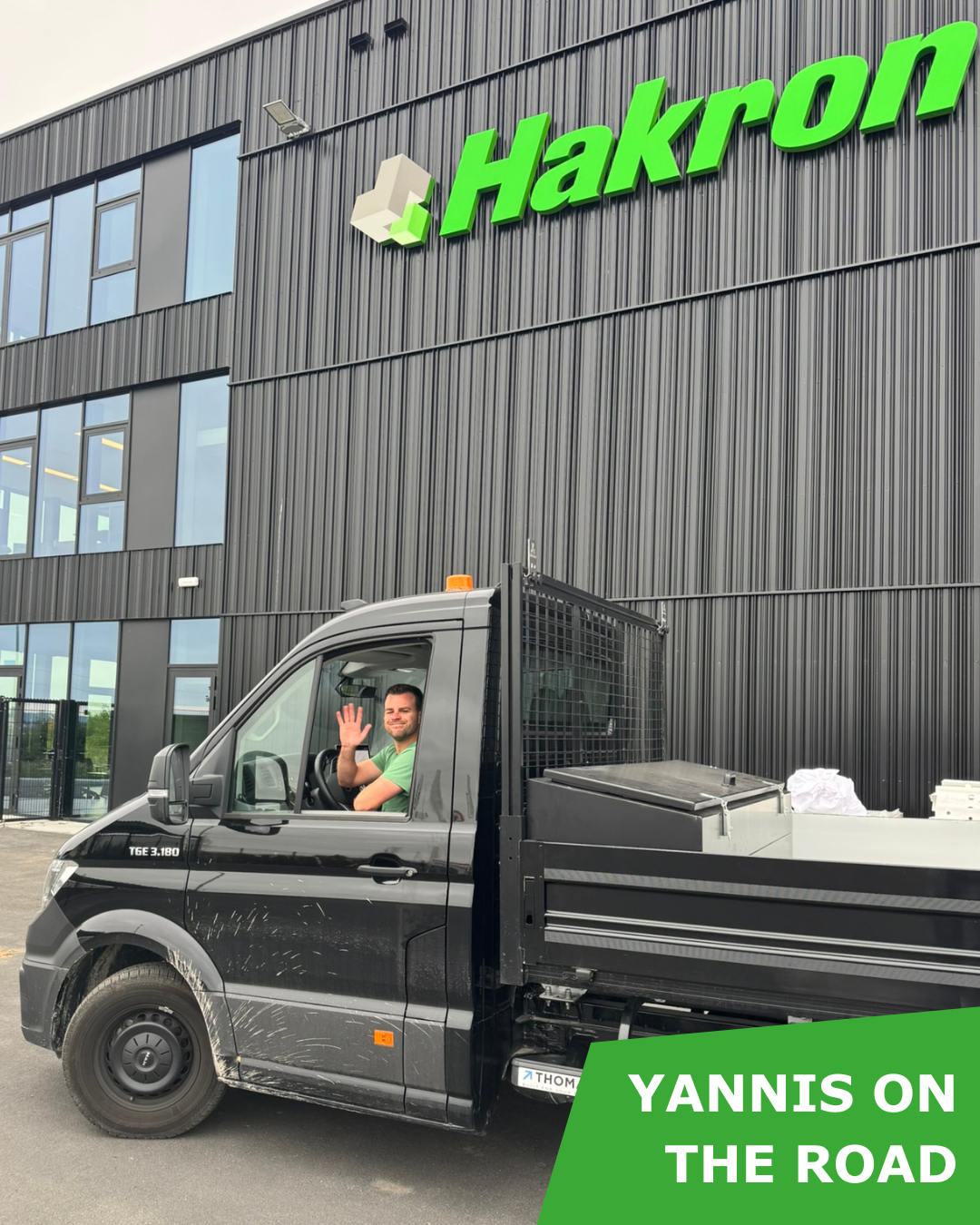 Image de notre service commercial dans une camionnette