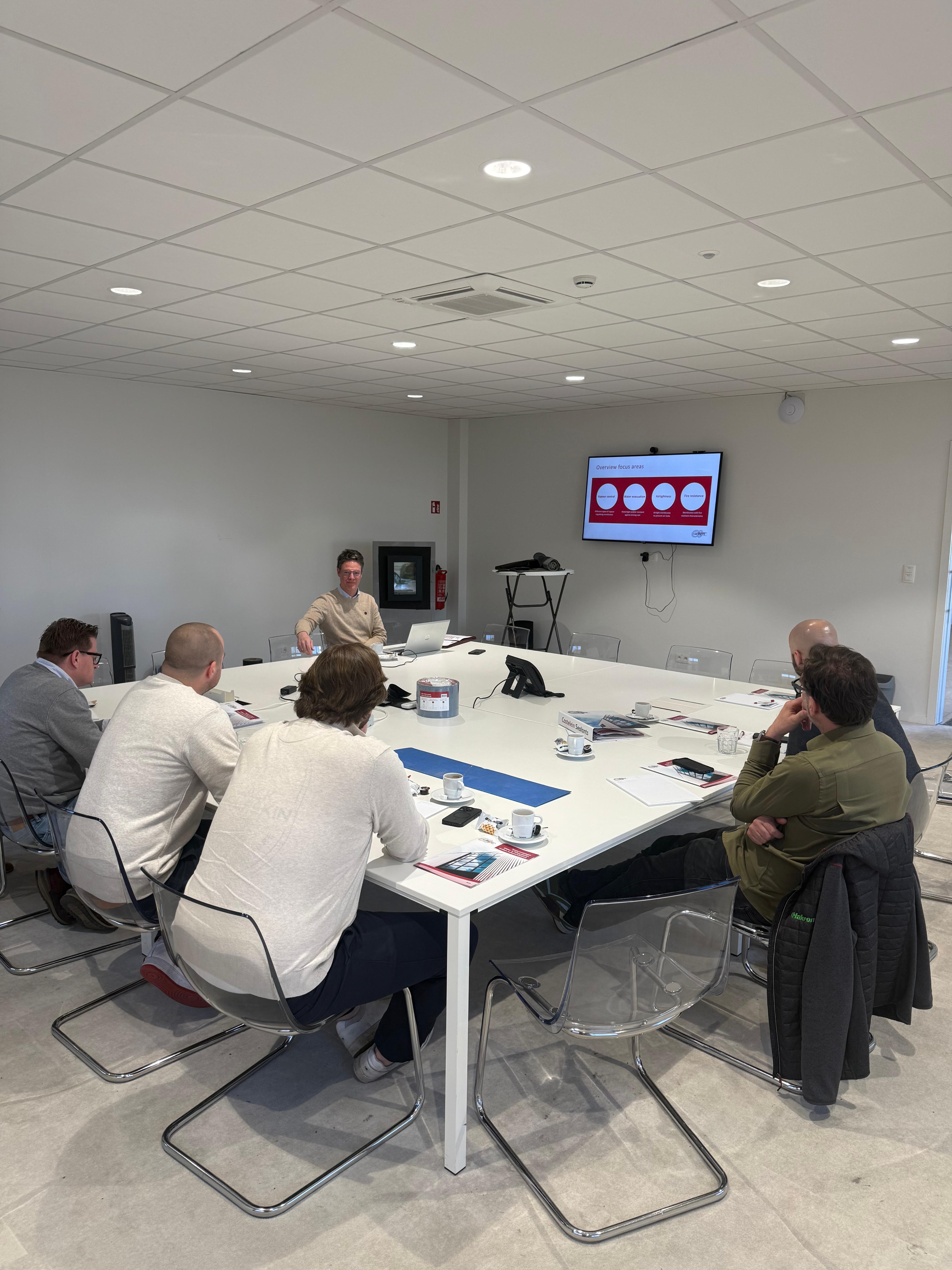 Service sur le terrain visitant les fournisseurs