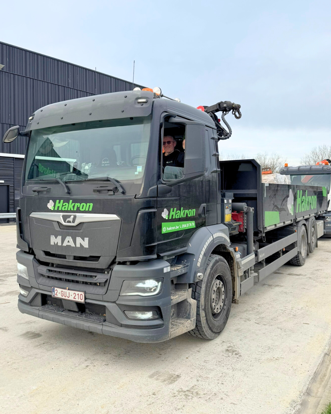 Chauffeur Roger in zijn vrachtwagen