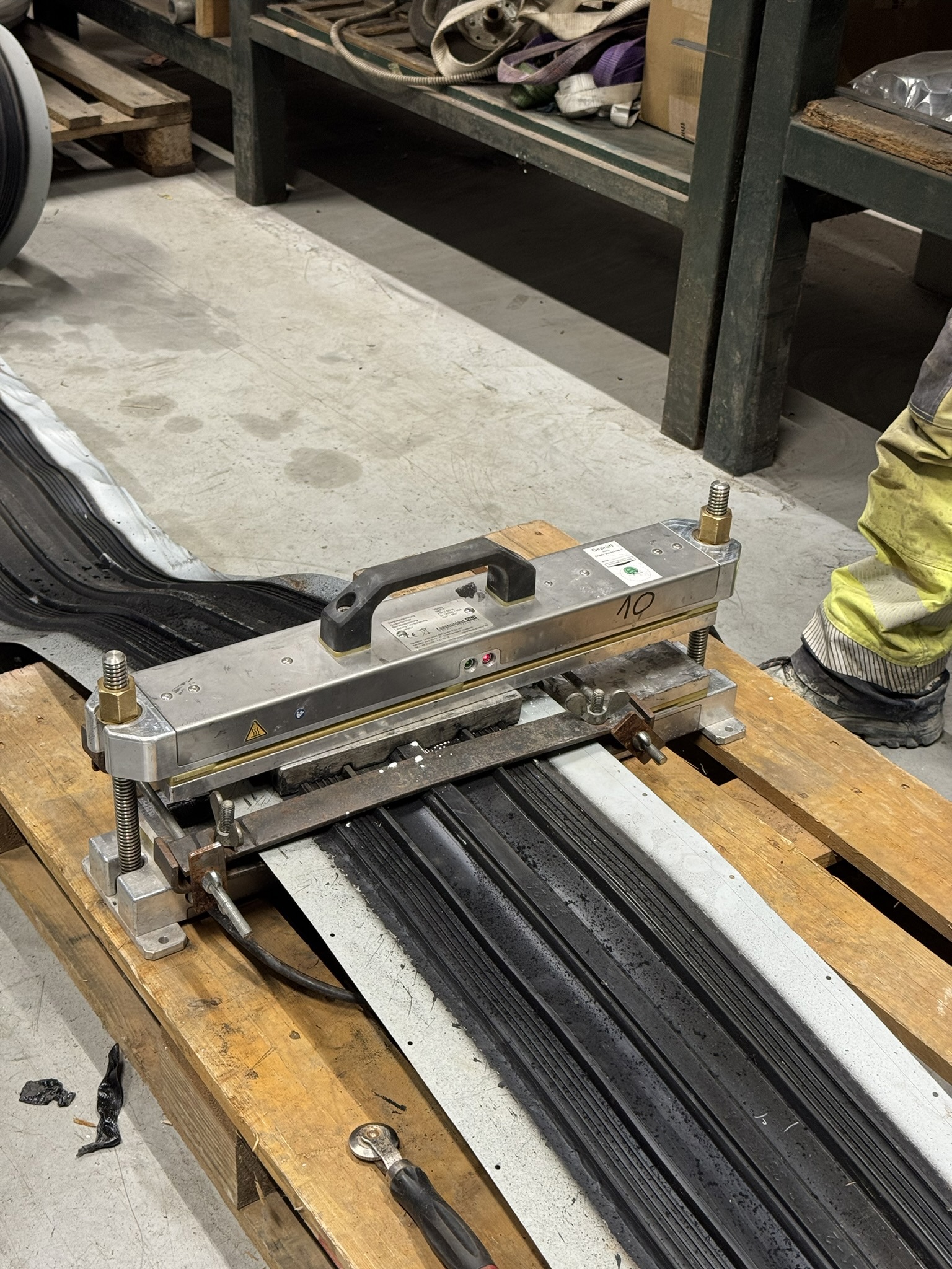 Foto tijdens het vulkaniseren van een voegband