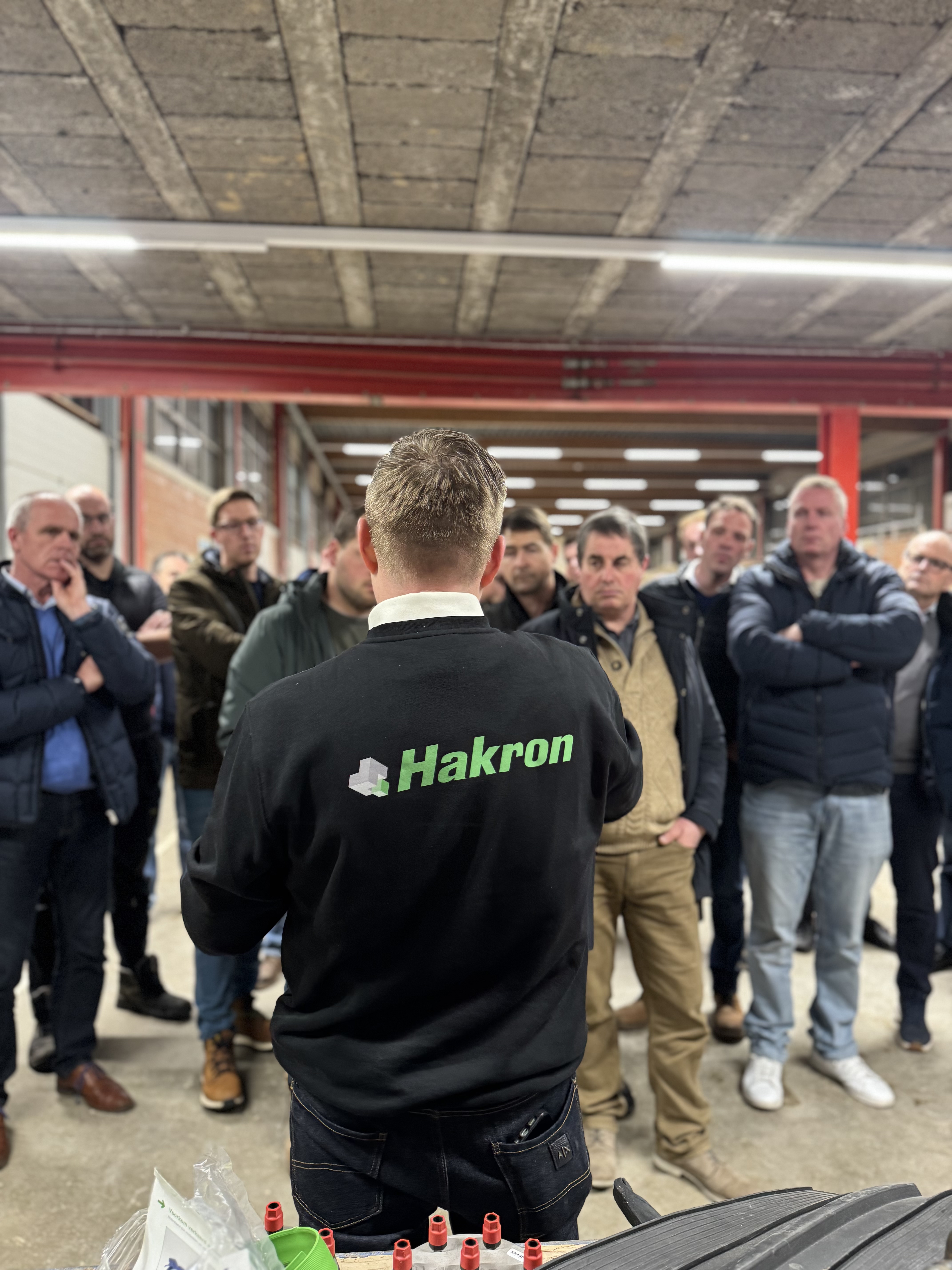 Andy fait une démonstration lors d'une soirée de construction