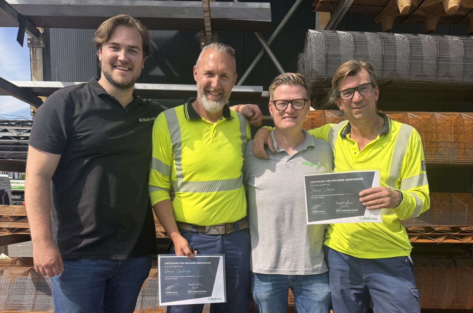 Image de nos conseillers (Jasper et Andy) et de nos premiers étudiants (Dave et Janos) recevant leurs certificats.