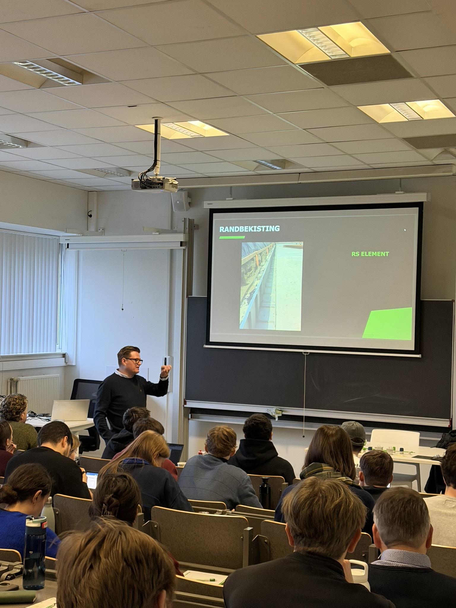 Andy, conseiller technique, lors d'une présentation sur l'étanchéité