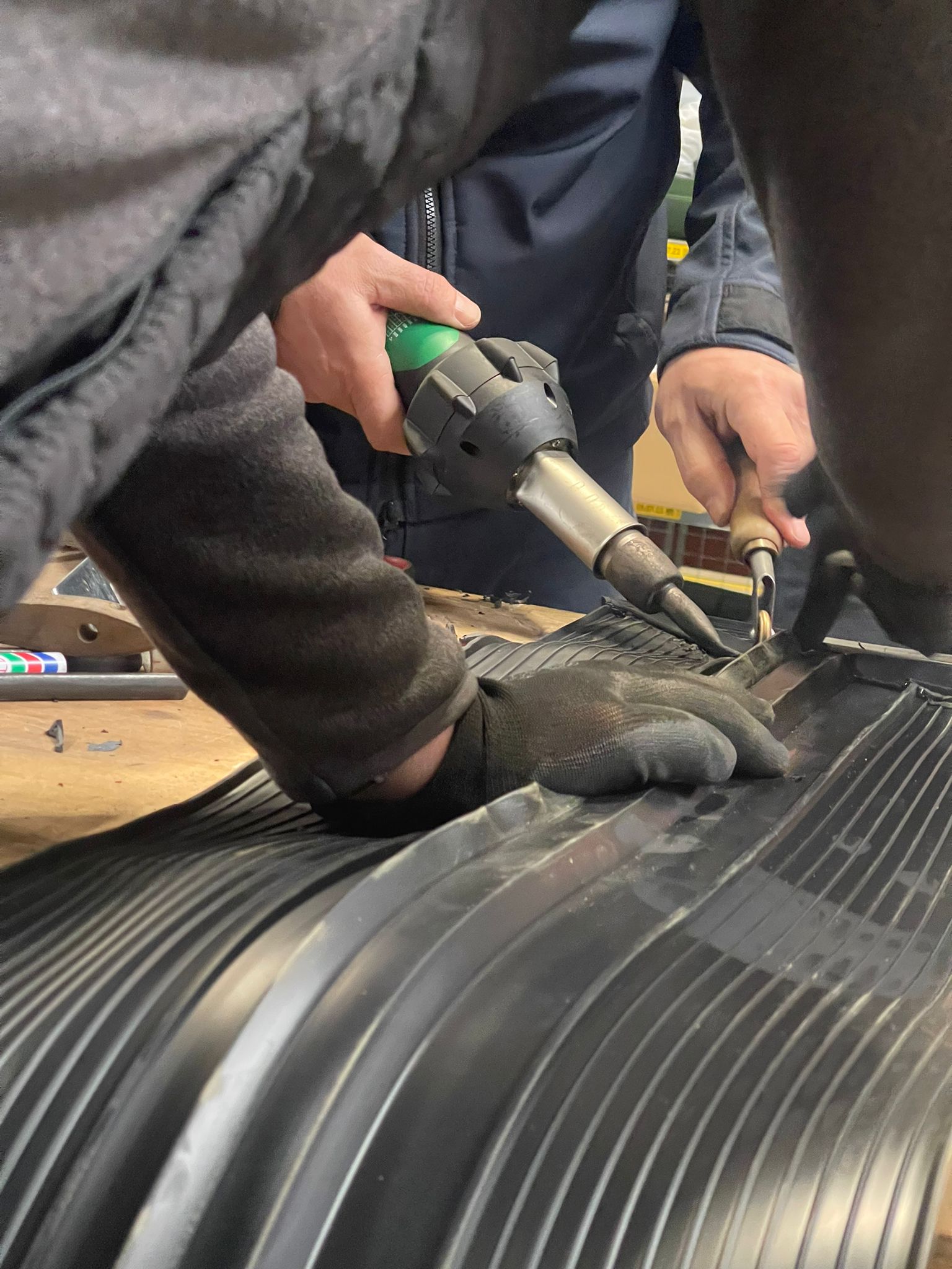 Collègues au soudage pendant formation