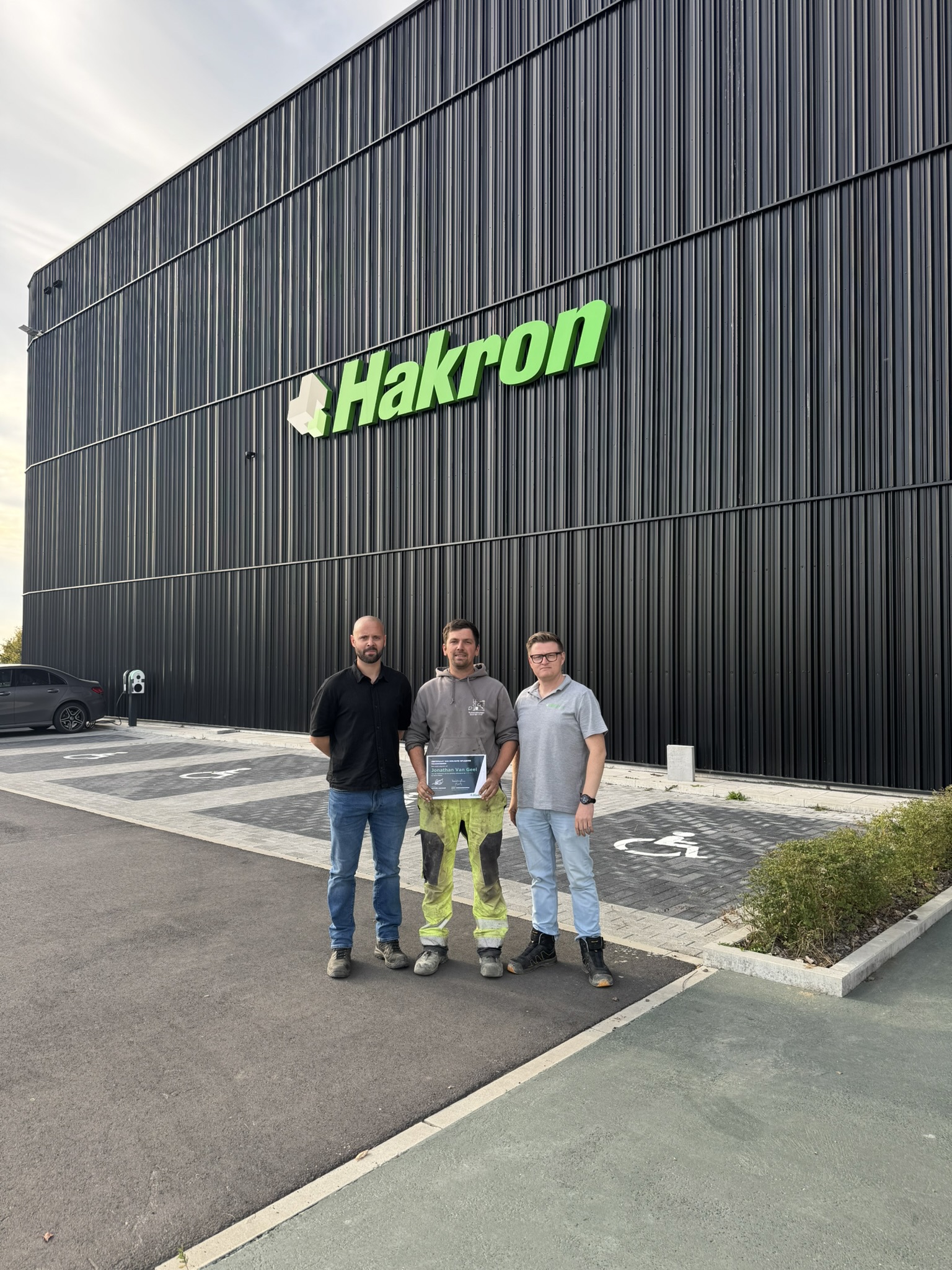 Raphaël et Andy (conseillers techniques) sont photographiés avec Jonathan (étudiant).